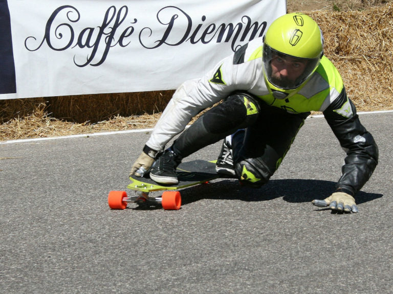 Longboarder beim Downhill fahren